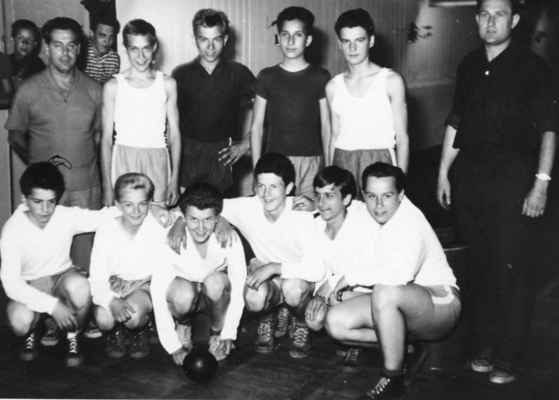 1963 - krajský přebor dorostu, trenér František Nachtmann, za ním vykukuje Láďa Seeman, mezi hráči je Láďa Procházka, Venca Černý, Petr Petřík,..