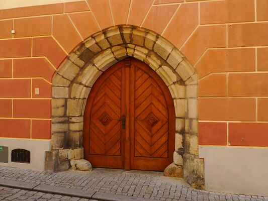 Horní ulice čp. 153, gotický lomený vstupní portál.