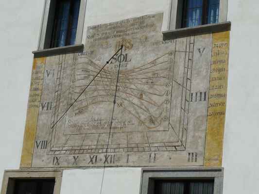 Horní ulice čp. 154, sluneční orloj na jižní fasádě objektu.