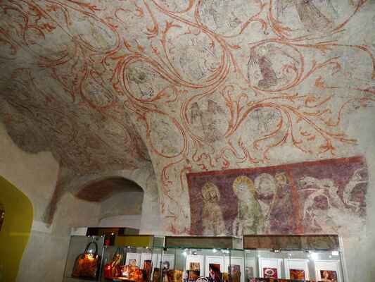 Latrán čp. 15, jeden z nejpozoruhodnějších měšťanských domů ve městě, v levé části při ulici je prostor vyzdobený nástěnnými malbami z počátku 15. století, které částečně překrývají malé fragmenty renesanční ornamentální výmalby, gotické nástěnné malby v přízemí zobrazující sv. Vojtěcha, sv. Víta, sv. Václava, sv. Zikmunda, sv. Ludmilu, sv. Prokopa, sv. Veroniku, očistec a kalvárii, od Mistra Zátoňského oltáře.