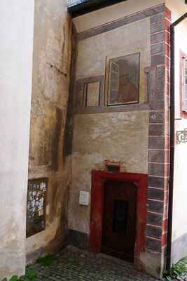 Latrán č. p. 11, Zámecké schody, jednopatrová budova pozdně gotického původu byla upravena v době renesance a klasicismu. Na průčelí je gotický sedlový portál a barokní nástěnný obraz - medvěd v okně.