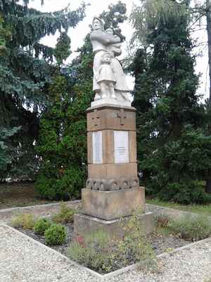 Radši jsem se svezla pár zastávek do Brněnských Ivanovic. Na fotografii je památník obětem I. světové války.