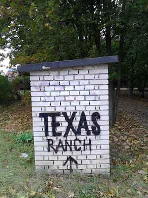 Šipka mi ukazuje cestu k Texas ranchi, hospůdce ve stylu country.