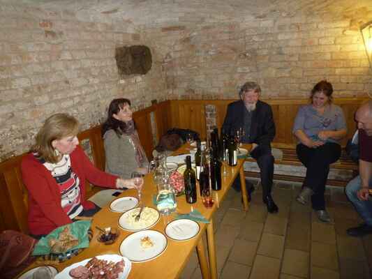 Během roku navštěvujeme ekologické vinaře - zde návštěva u Peřinů v Lednici.