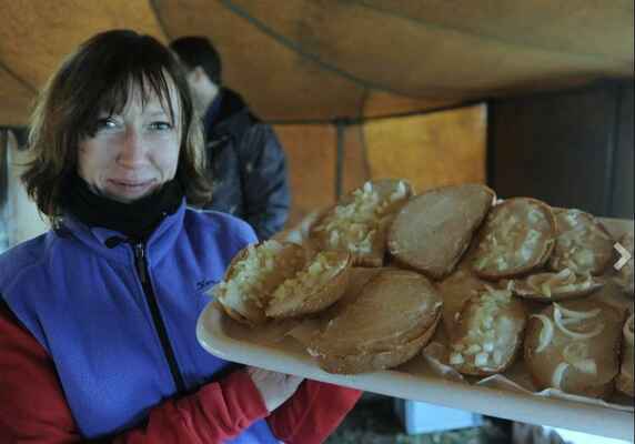 Pochoutka - Lucka nabízí namazané chleba. Foto Miroslav Rada - Chomutovský deník