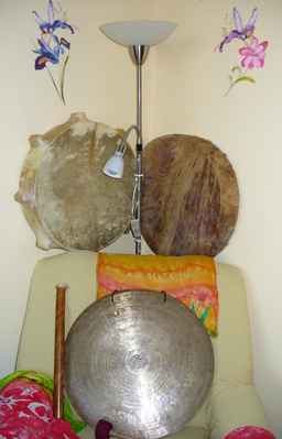 gong a bubny 003 - šamaňáky Maruška a František v elfím koutku s gongem a bambusovou flétnou