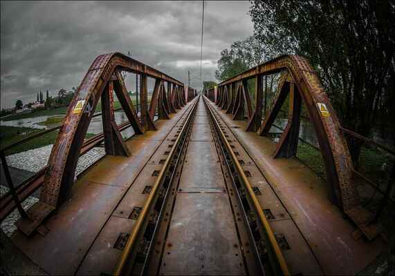AUTOR: Radomír Kratochvil NÁZEV: Železniční most - Vítězná fotografie