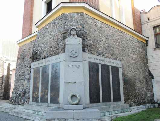 U paty zvonice je zřízen památník padlým za 1. světové války.