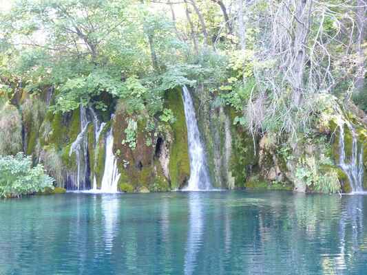Překrásné - Tyto vodopády stojí za to, řeka Plitvica se zde rozlévá do desítek potoků a potůčků